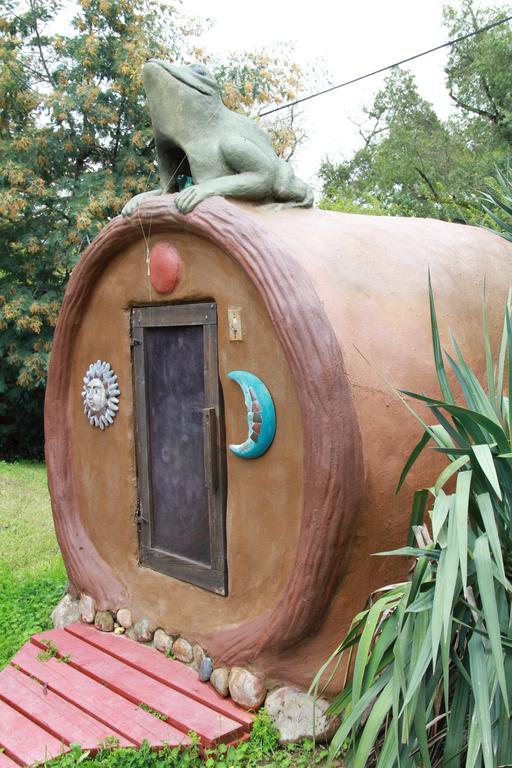 Отель Hobbit Hut Джисервилл Экстерьер фото